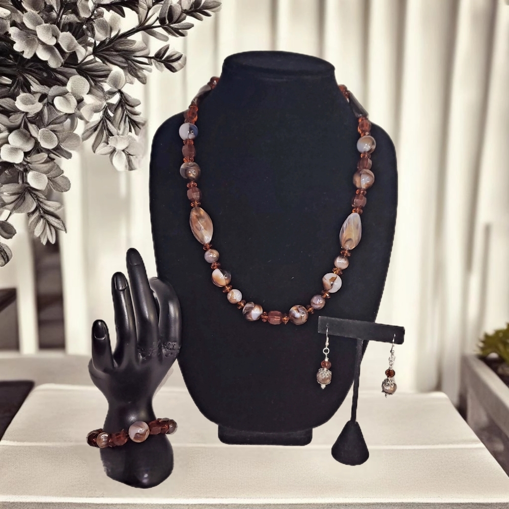 Elegant Earthtones: The Faux Marbled Beaded Necklace Collection for Business